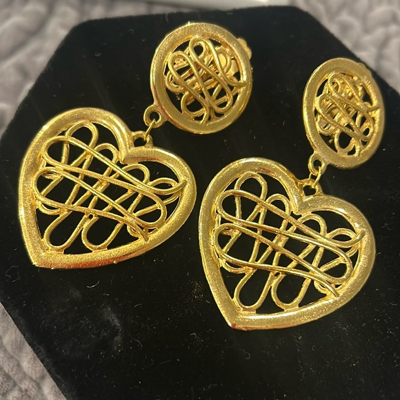 Vintage Matte Gold Leslie Block Heart Drop Clip on Earrings-Boutique - Picture 1 of 6